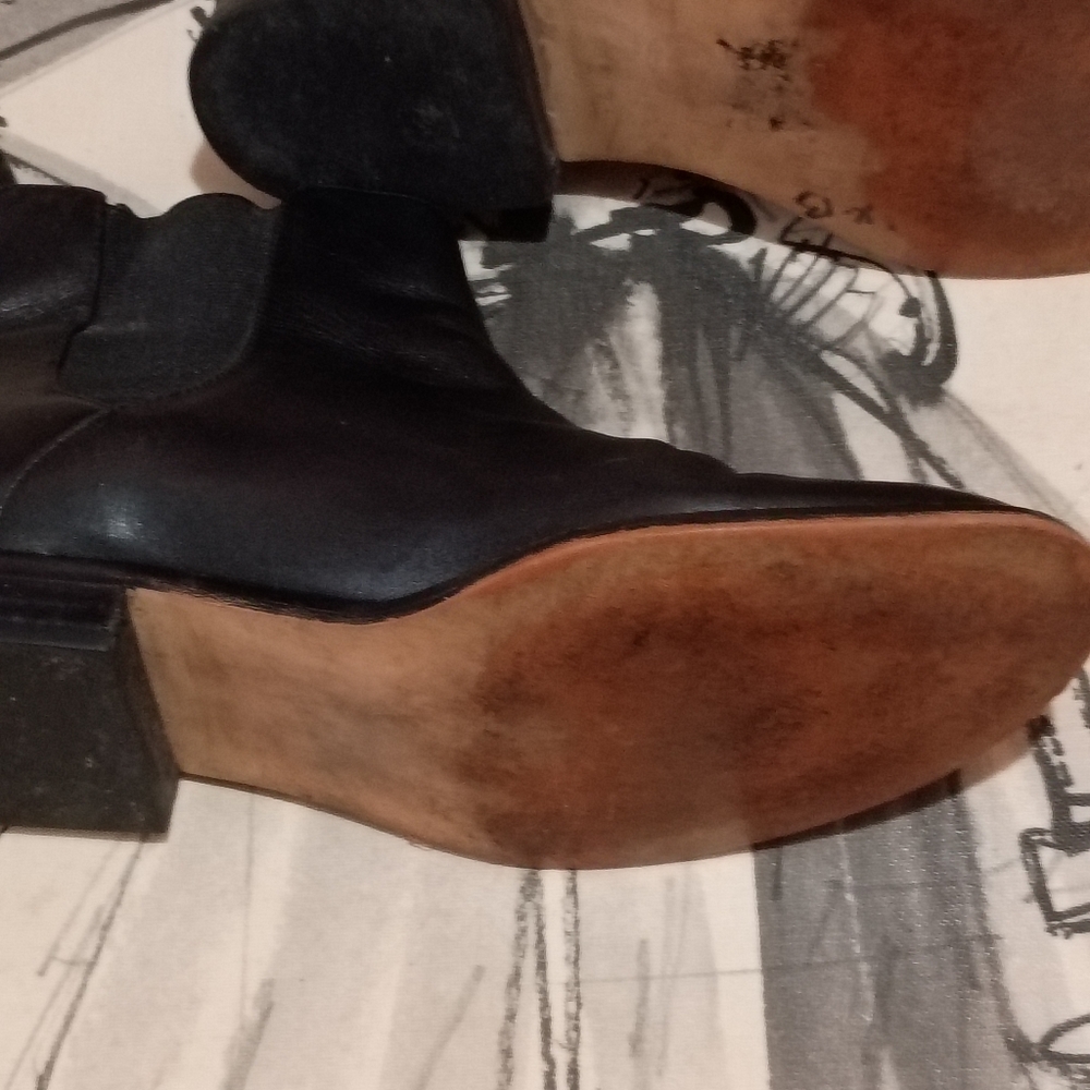 Micheal Kors Black Leather Ankle Boots - Picture 4 of 6